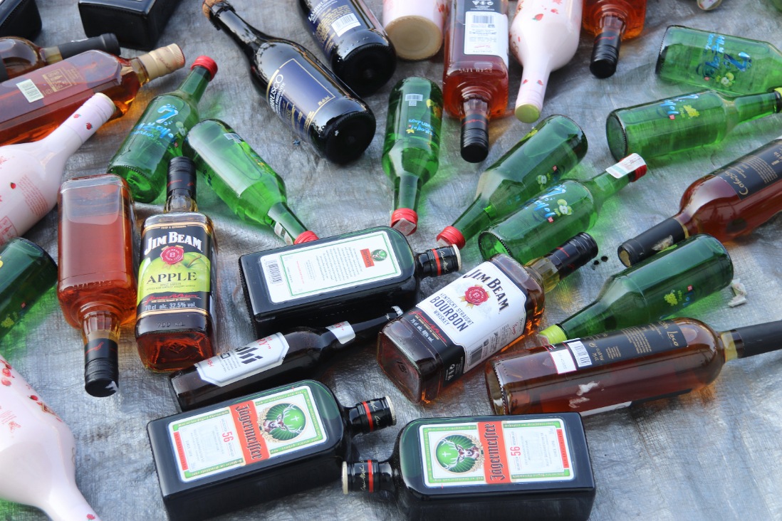 Ribuan botol minuman ilegal di Blitar disita Bea Cukai.