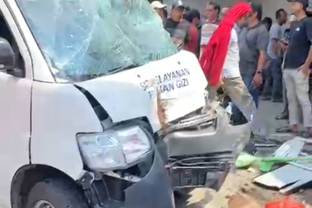 Mobil operasional MBG milik SPPG di Bekasi Timur tabrak dua lapak, empat orang terluka, Selasa (12/5/2026).