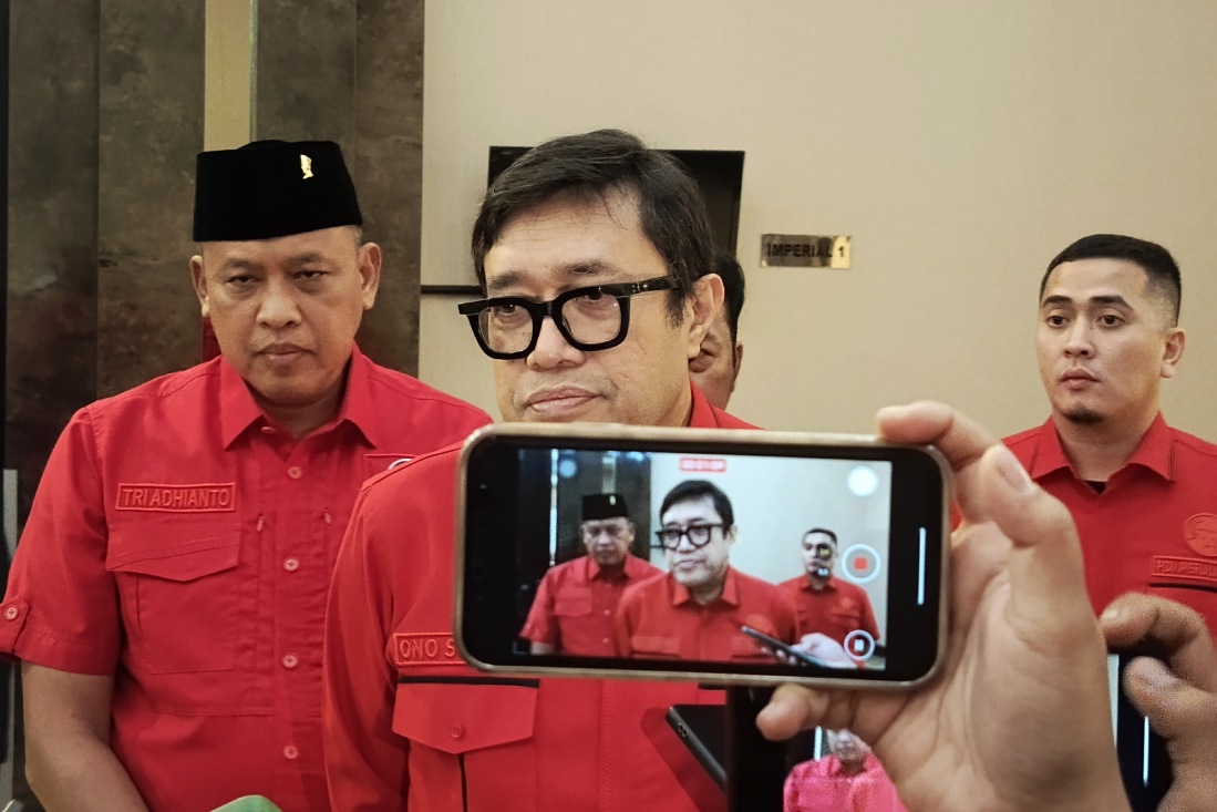 Ketua DPD PDIP Jawa Barat Ono Surono usai memberikan SK DPP untuk PDIP Kota Bekasi di Hotel Aston, tekankan konsolidasi hingga akar rumput, Rabu (6/5/2026).