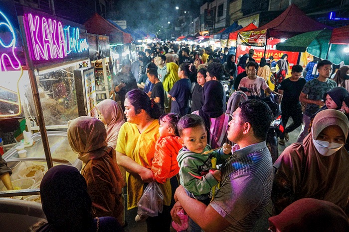 Pasar Cidu Makassar diserbu pemburu kuliner malam, jalan Tinumbu padat tiap akhir pekan.