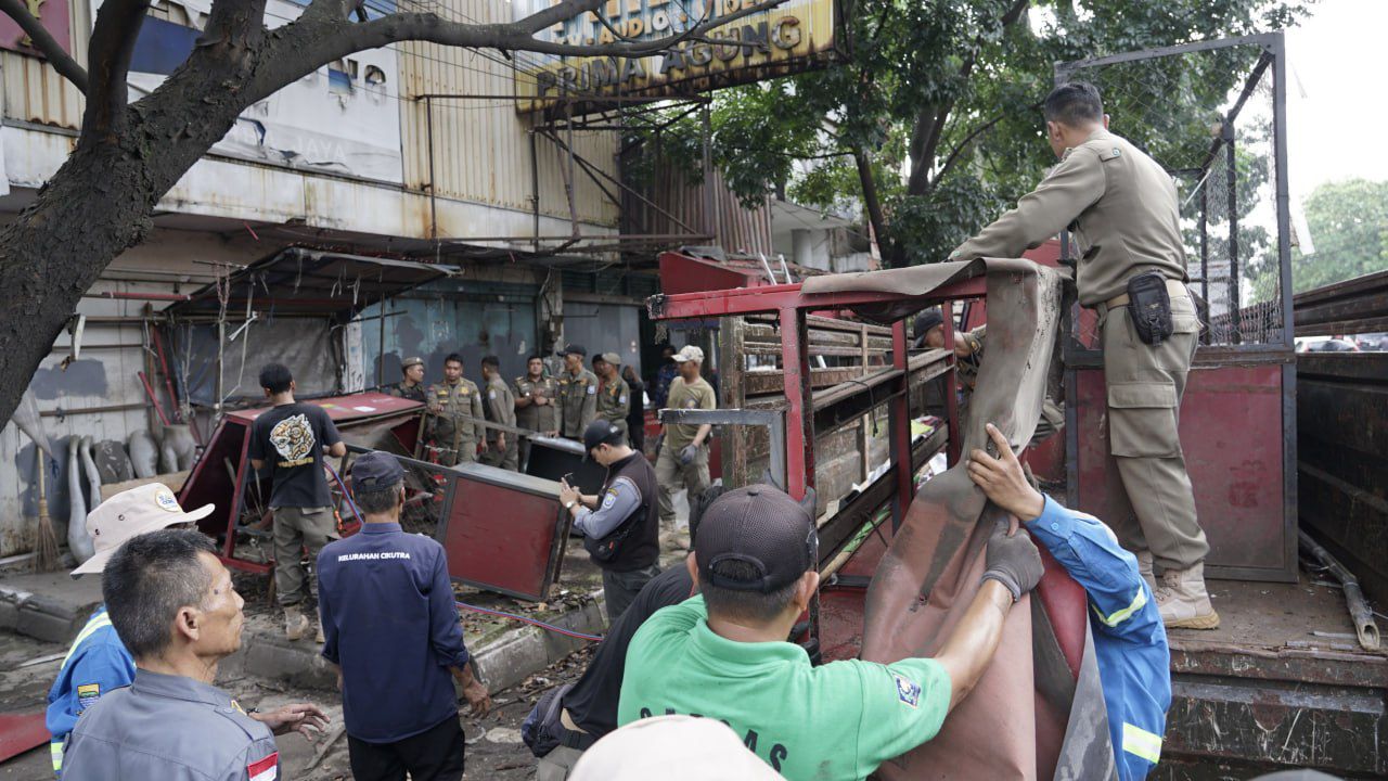 Petugas Satpol PP saat menertibkan PKL di Cicadas Bandung, lapak tidak aktif dibongkar.