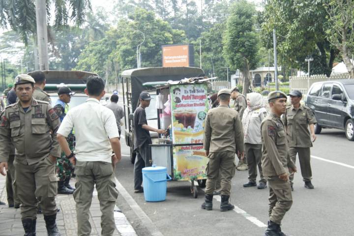 Pedagang Kaki Lima (PKL) di Tangerang saat ditertibkan Satpol PP, demi kembalikan fungsi ruang publik.