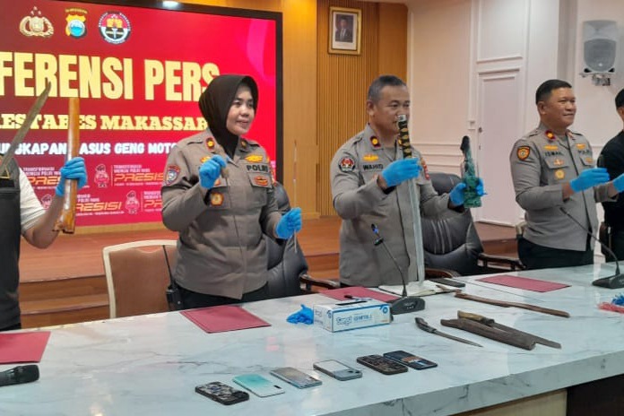 Tawuran di Makassar dibubarkan Polisi, tujuh orang diamankan, beserta barang bukti.