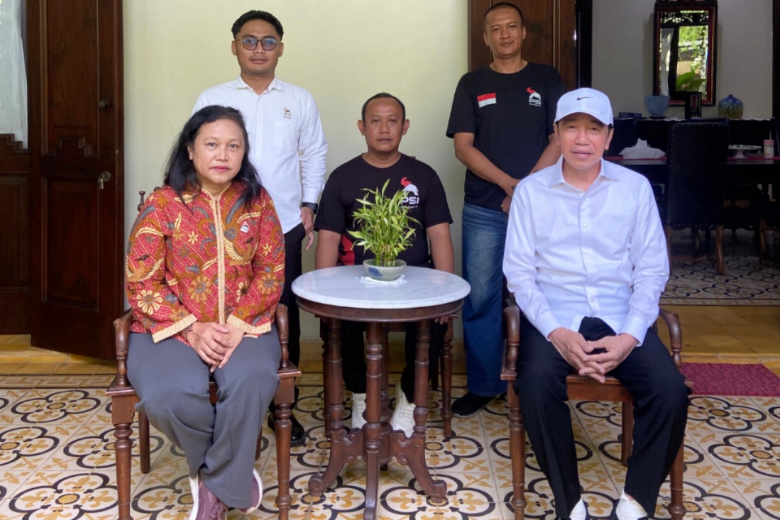 Yenny Kristianti (kiri) dan sejumlah kader PSI Kota Bekasi saat bertemu Jokowi (kanan) di Solo, Jawa Tengah.