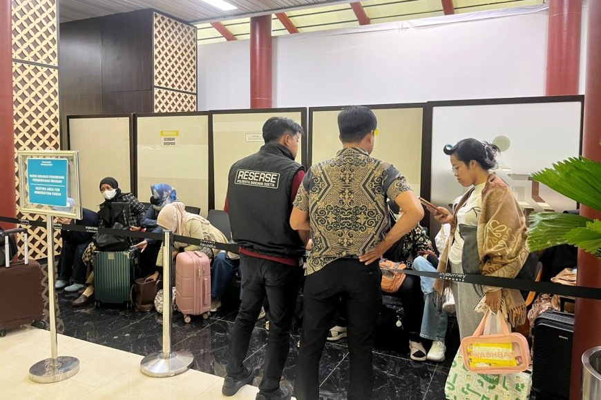 Satgas Haji Polri saat gagalkan 32 calon jemaah Haji ilegal di Bandara Soekarno-Hatta, 13 orang jadi tersangka.