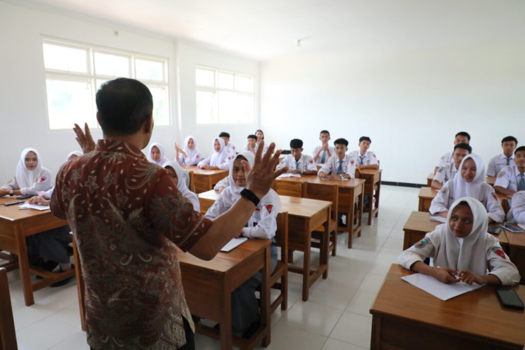 Penantian lima tahun warga lereng Merapi berbuah SMA Negeri, kini anak Kemalang tak perlu sekolah jauh.