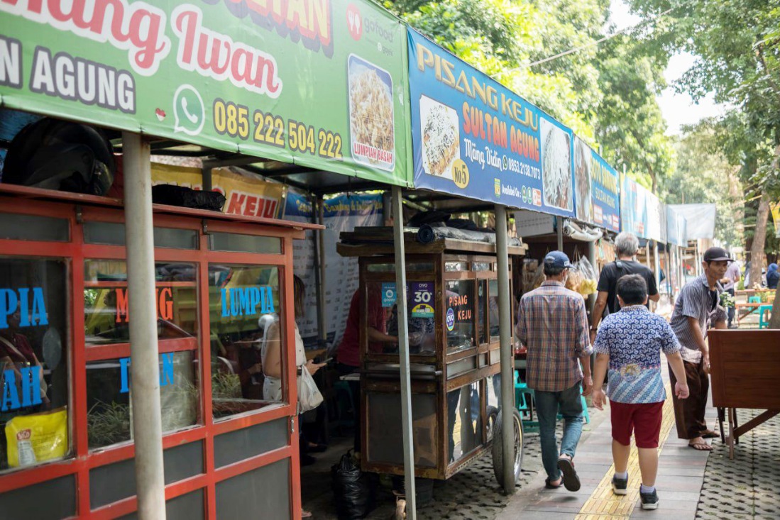 Pemkot Bandung tegaskan fungsi trotoar untuk pejalan iaki, PKL akan ditata secara manusiawi.