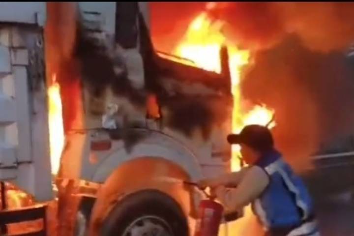 Truk terbakar di Tol Tangerang-Jakarta KM 13, diduga akibat korsleting listrik.