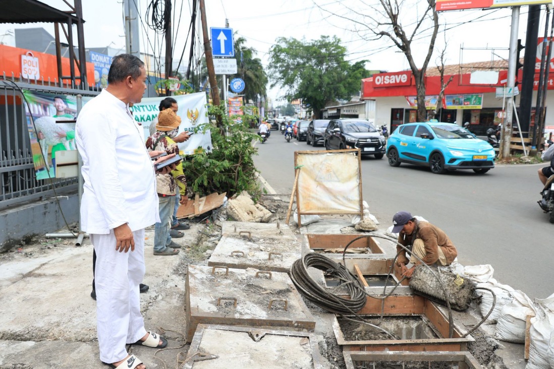 Wali Kota Bekasi Tri Adhianto saat turun ke lapangan, temukan galian kabel ilegal yang rusak jalan dan picu kemacetan parah.