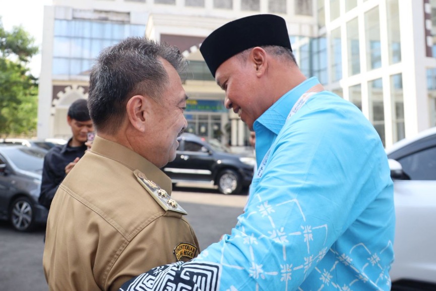 Wali Kota Tri Adhianto (kanan) saat menitipkan pesan ke Wakil Wali Kota Bekasi Harris Bobihoe (kiri) sebelum berangkat haji, Senin (18/5/2026).