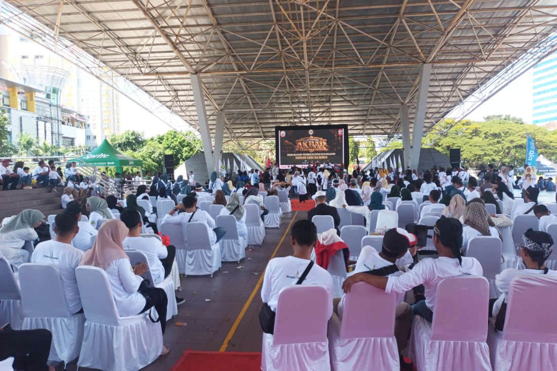 Ribuan warga Sunda Sulselbar saat padati lapangan Karebosi Makassar, Sabtu (16/5/2026).