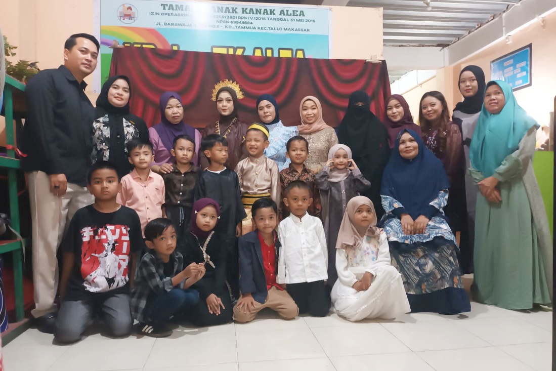 Orang tua murid, guru, hingga siswa TK Alea Makassar saat foto bersama usai wisuda, Minggu (10/5/2026).