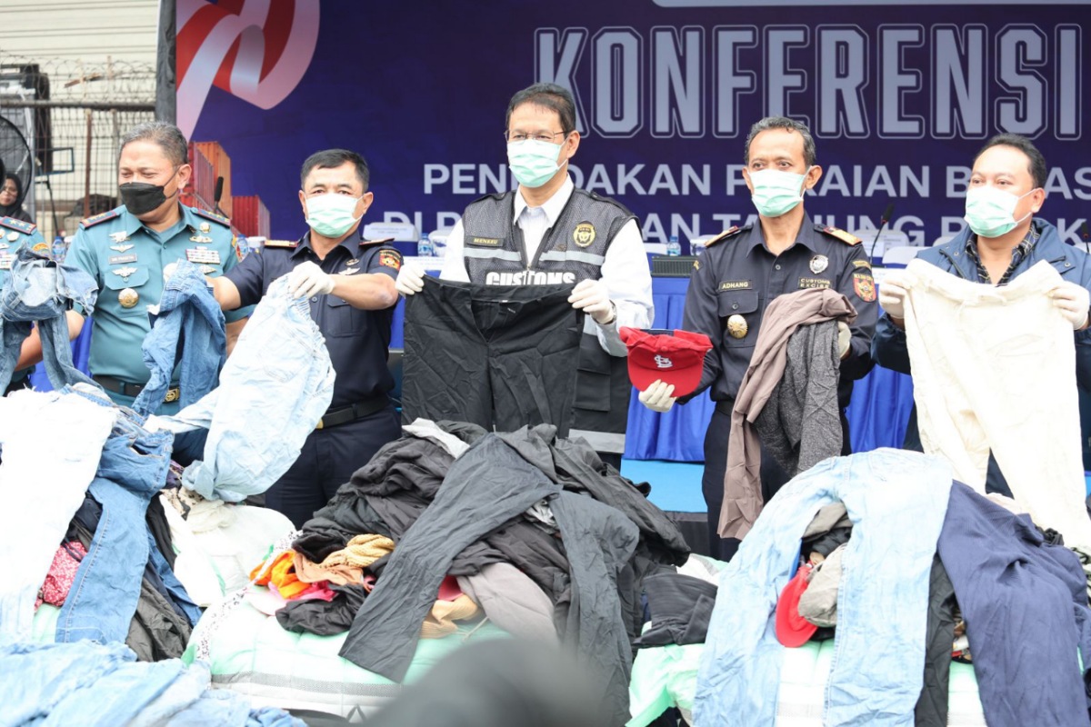 Bea Cukai ungkap ribuan bale pakaian bekas ilegal di Tanjung Priok dan Kalbar, angkanya capai Rp 54 miliar.
