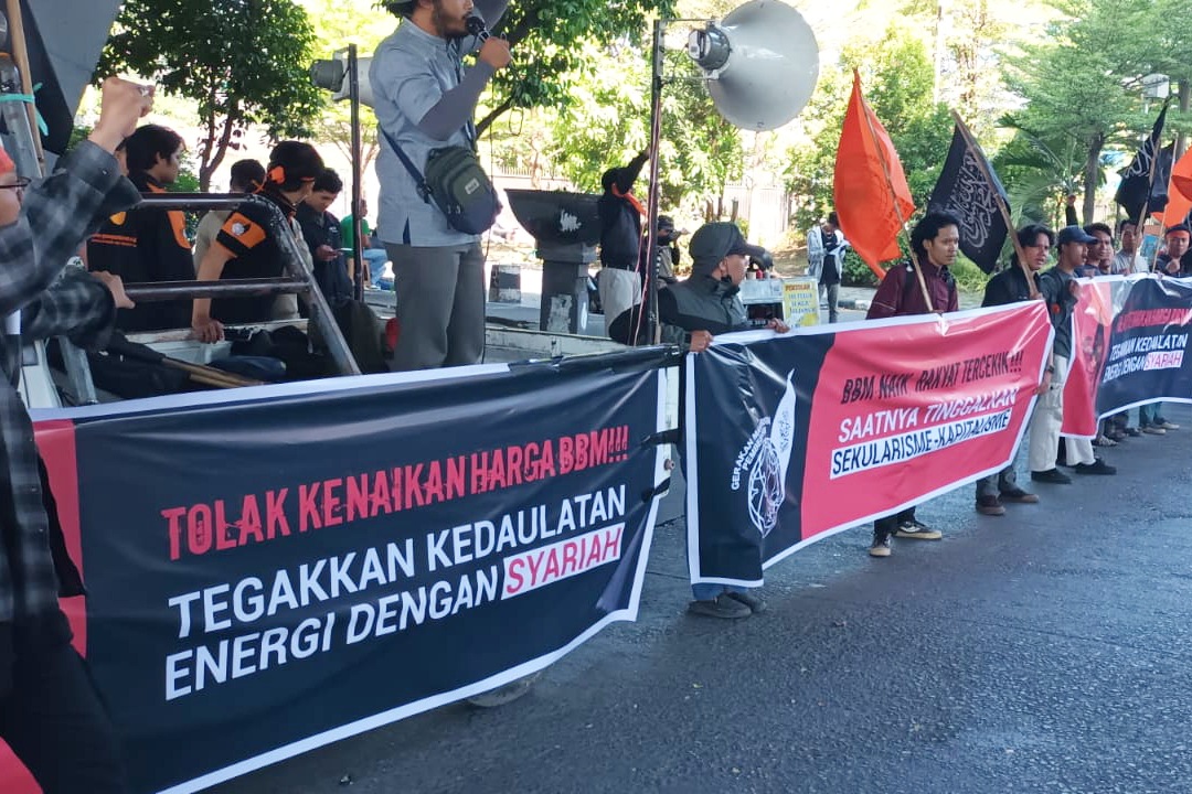 Mahasiswa di Makassar saat melakukan aksi unjuk rasa menolak kenaikan harga BBM, Jumat (19/6/2026).