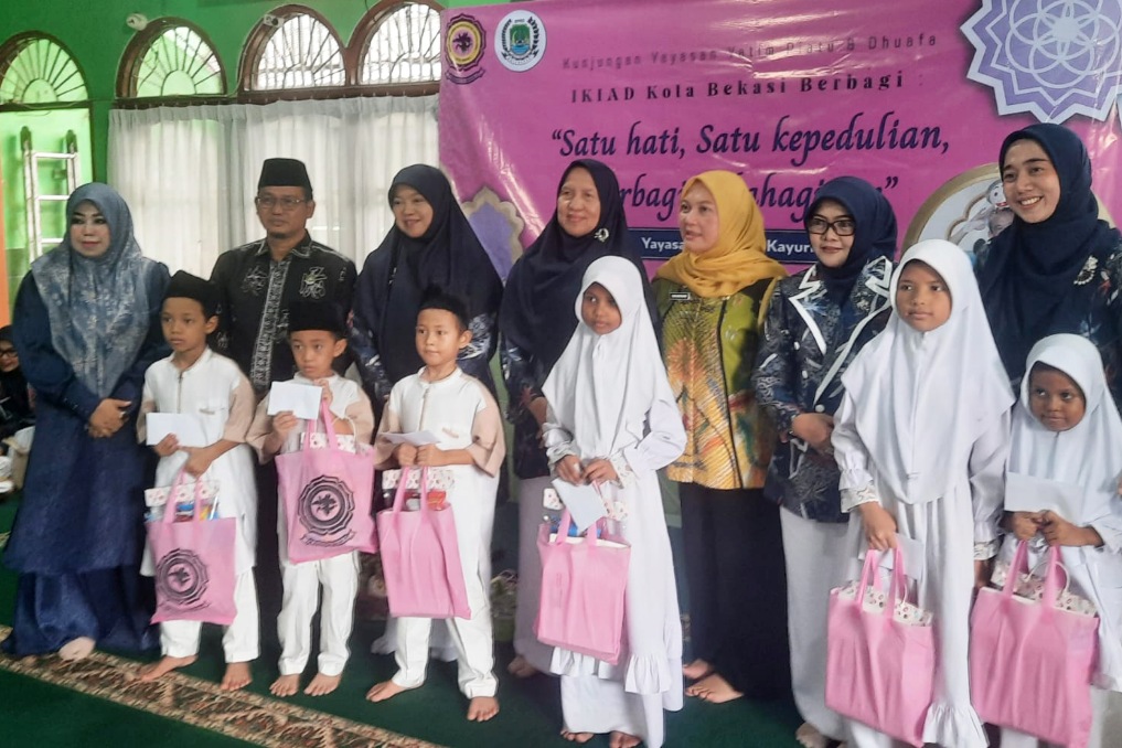 IKIAD DPRD Kota Bekasi saat menyantuni anak yatim dan dhuafa pada momentum 10 Muharram di Panti Asuhan Al-Ikhlas, Kayuringin, Kota Bekasi, Kamis (25/6/2026).