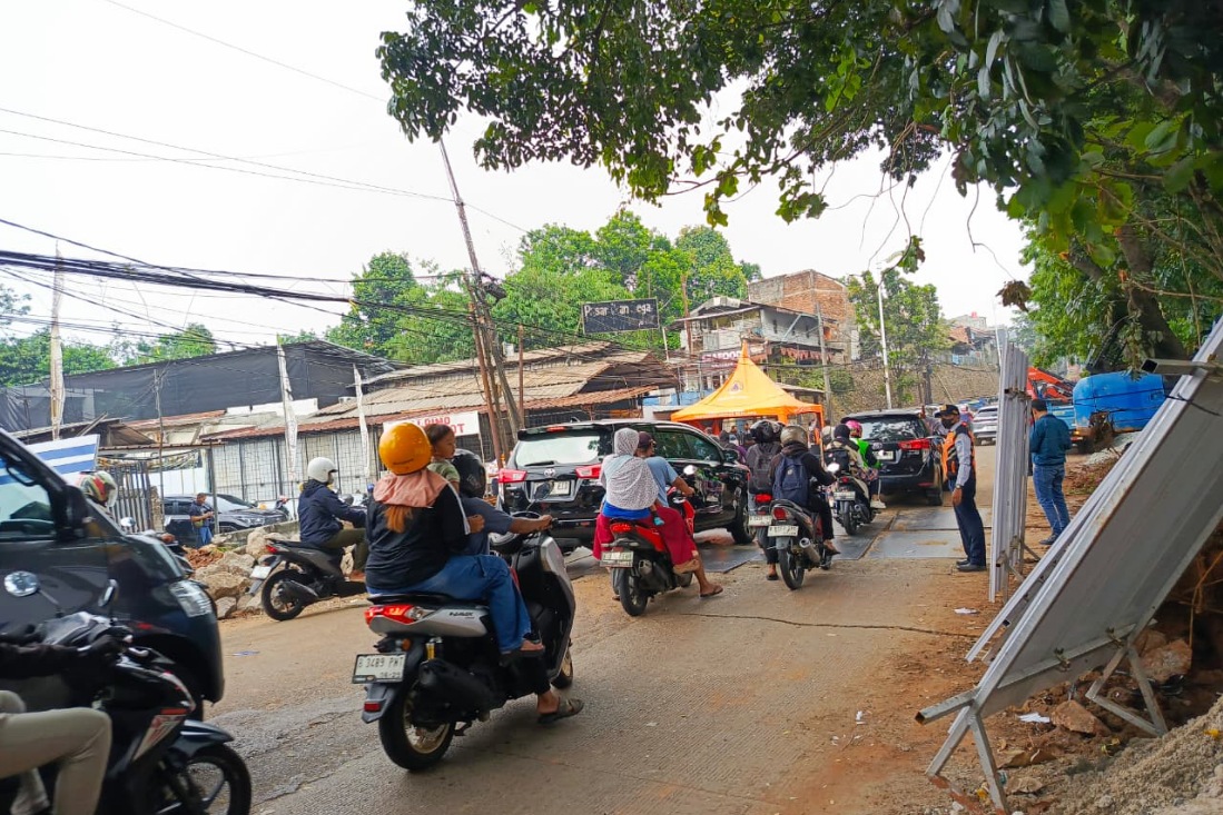 Jalan Lenteng Agung ambles, arah Depok ditutup sementara hingga Selasa pagi, ini jalur alternatifnya.
