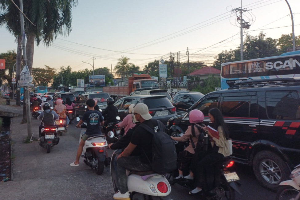 Pengendara ngeluh, kemacetan panjang di Jalan Perintis Kemerdekaan Makassar kerap terjadi.