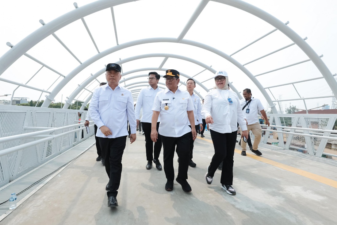 Gubernur DKI Jakarta Pramono Anung (tengah) saat meresmikan infrastruktur terpadu yakni JPO JIS-Ancol dan Stasiun KRL JIS, Senin (22/6/2026).
