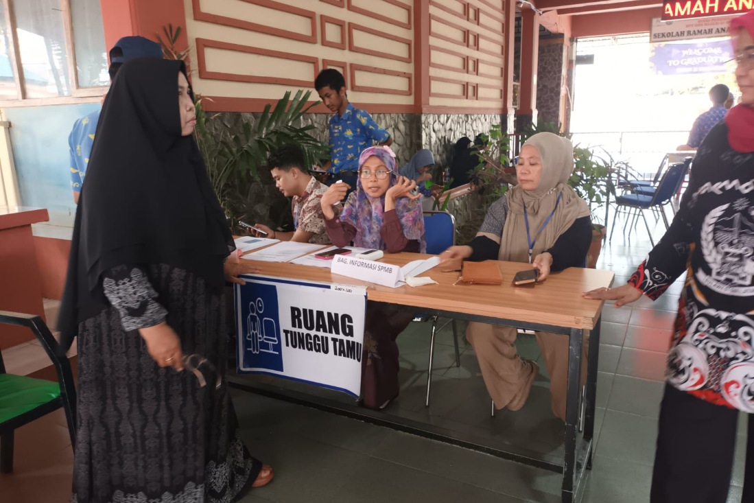 Calon siswa padati SMA Negeri 21 Makassar, verifikasi PPDB jalur zonasi diperketat.