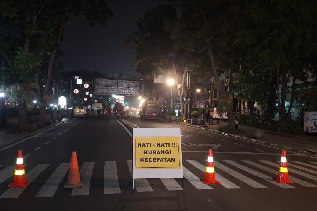 Reklame videotron di Bandung dibongkar petugas karena tidak sesuai ketentuan.