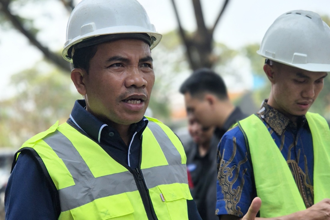 Direktur Utama PT Sinergi Patriot M. Aldo Sirait (kiri) saat turun langsung melakukan pengawasan jaringan gas yang ada di Rawalumbu, Kota Bekasi, Kamis (25/6/2026).