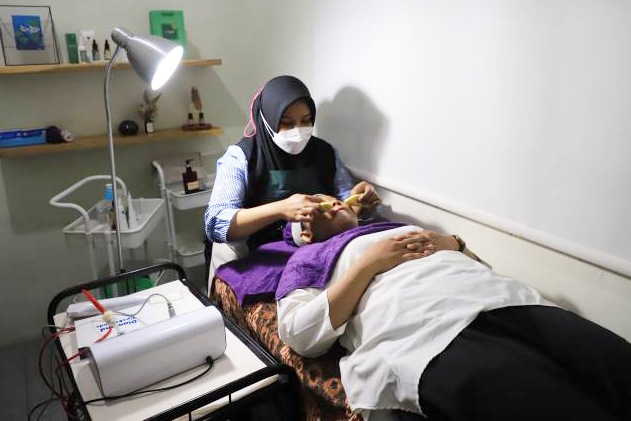 Tak hanya sediakan produk bodycare dan skincare, C’Nom Nature juga membuka pusat perawatan kecantikan bernama Omah C’Nom di Karawaci, Tangerang.