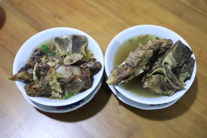 Salah satu menu di Sop Mak Imah Tangerang yang menawarkan sensasi Sop iga kaya rempah, dengan harga mulai Rp 40.000.