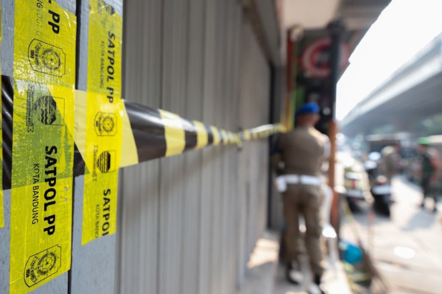 Pemkot Bandung saat mengamankan ribuan botol miras ilegal dan menutup sejumlah toko.