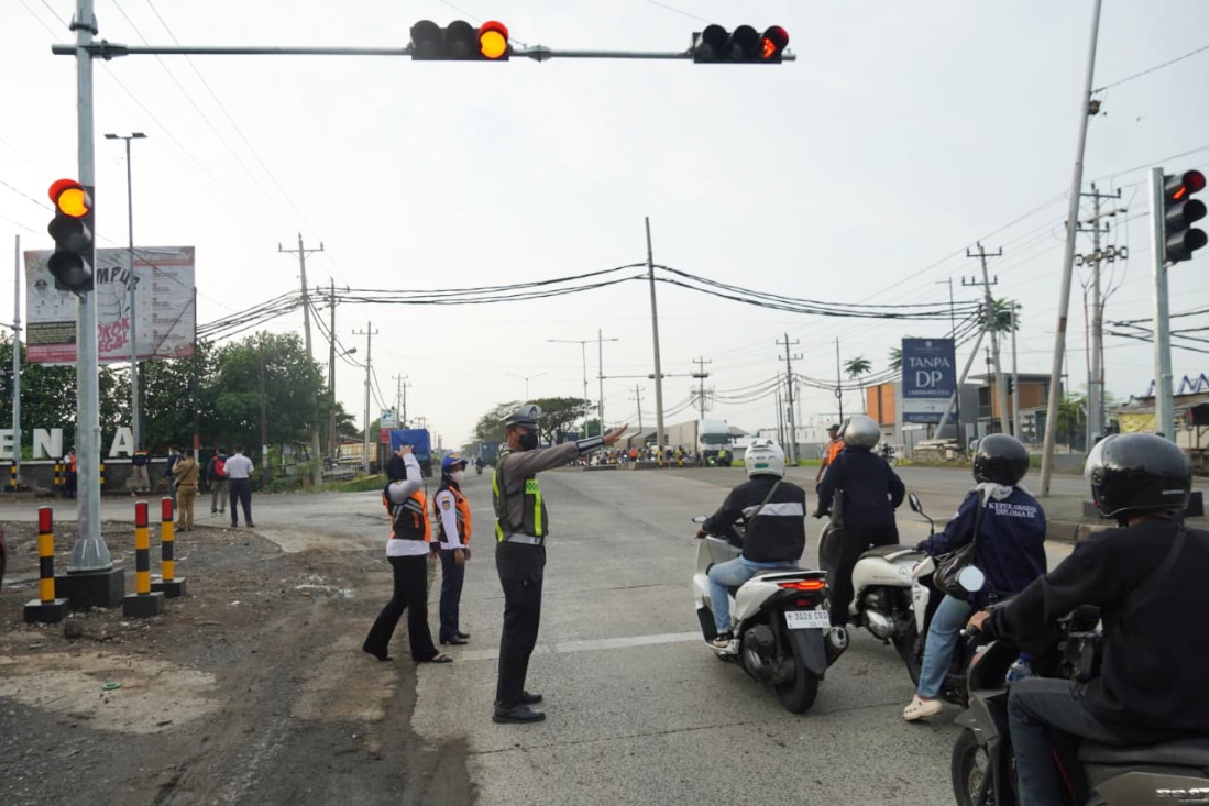 Traffic Light atau lampu lalu lintas Simpang Pelabuhan Tanjung Kendal diaktifkan untuk urai kemacetan KIK.