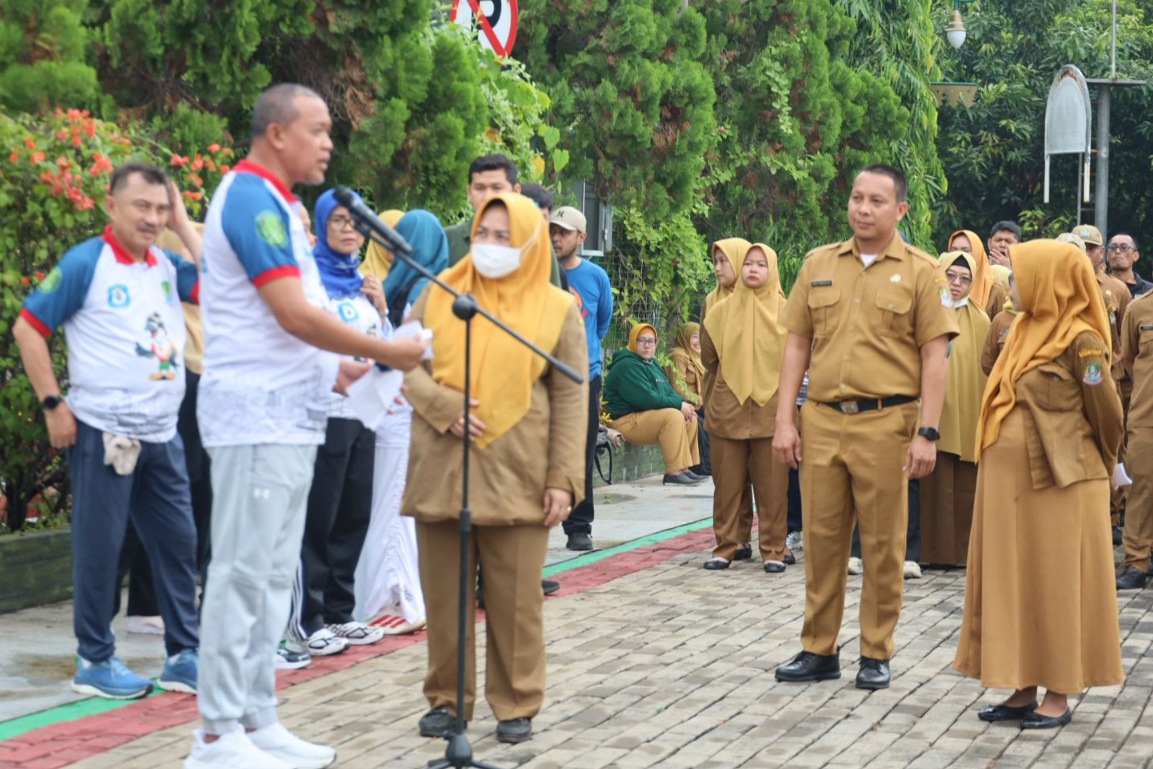 Wali Kota Bekasi Tri Adhianto saat menanyakan langsung ke pegawai Pemkot Bekasi terkait ketidakhadiran saat apel, Selasa (23/6/2026).
