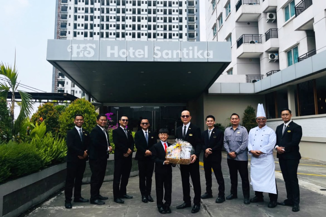 Sejumlah anak jadi General Manager Hotel Santika Indonesia sehari sukses digelar.