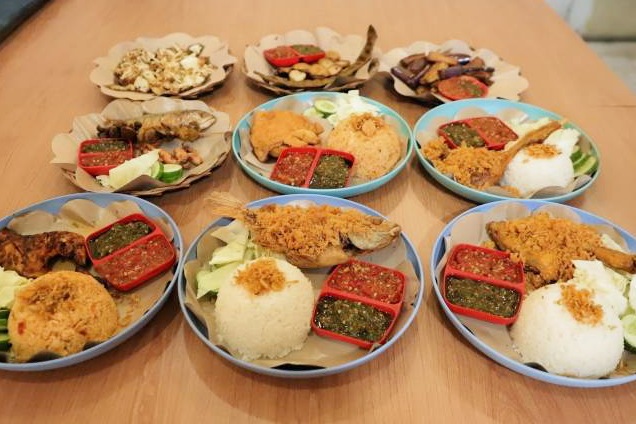 Sejumlah menu Ayam Cemara, kuliner malam di Tangerang dengan ayam kremes dan sambal seruit racikan sendiri.