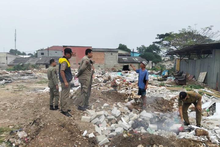 Pemkot Tangerang minta warga enggak bakar sampah sembarangan jika tak mau dipidana atau didenda Rp 50 juta.