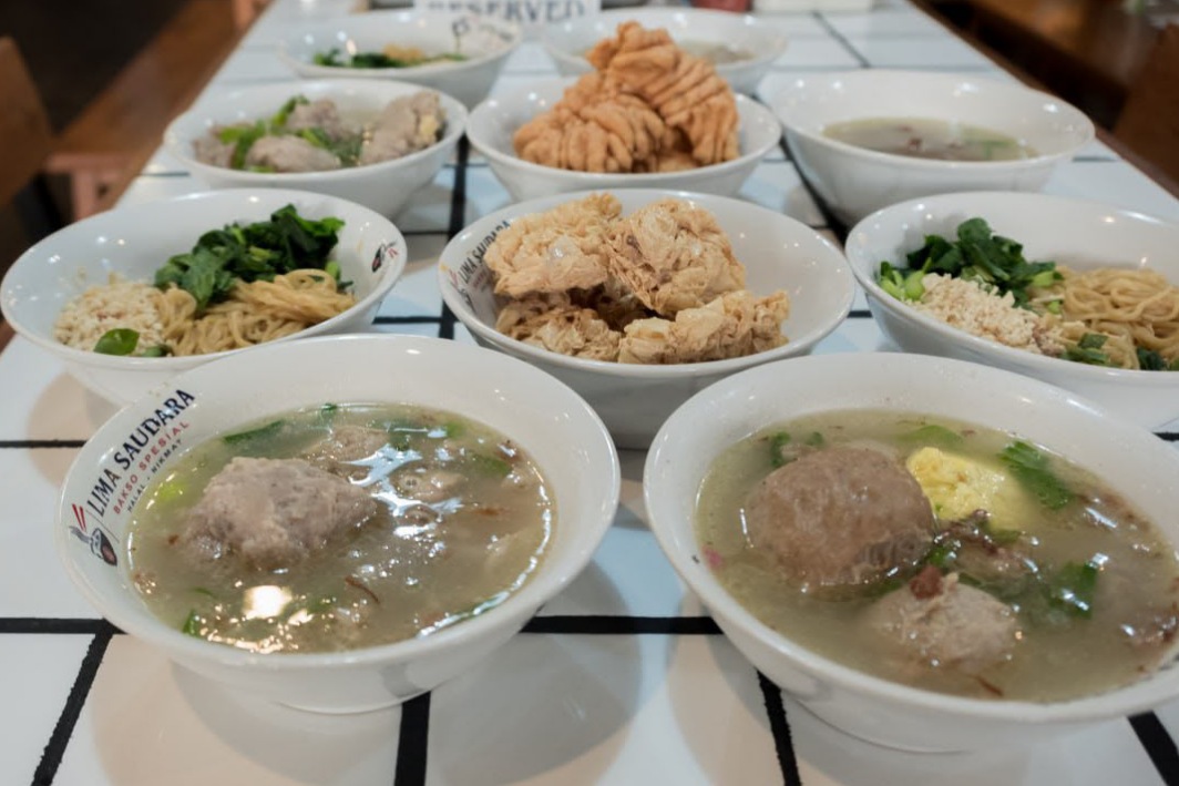 Sejumlah menu di Bakso Lima Saudara, sajikan bakso handmade dengan sensasi racik kuah misdasem sendiri.