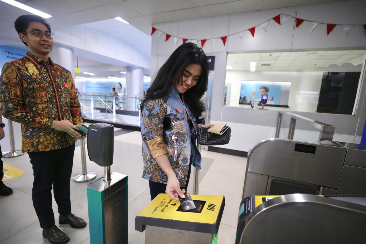 Pembayaran MRT Jakarta sekarang bisa pakai kartu kredit nirsentuh.