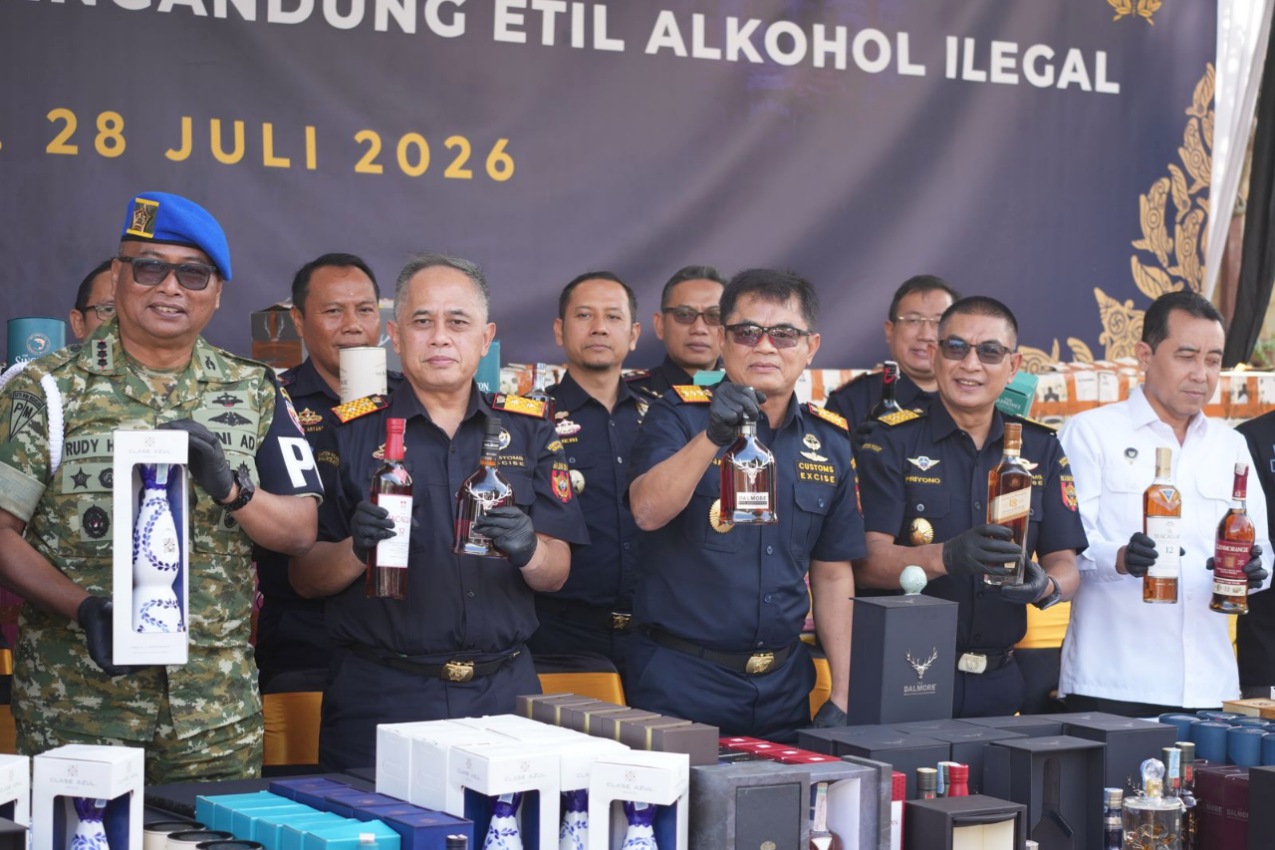 Bea Cukai dan BAIS TNI bongkar miras ilegal di Bali, sita 19.142 botol senilai Rp 12,5 miliar.