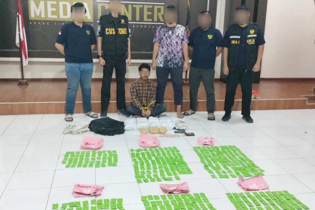 Satu orang ditangkap, Bea Cukai dan Bareskrim gagalkan penyelundupan narkoba dari Malaysia, barang bukti capai Rp 25,6 miliar disita.