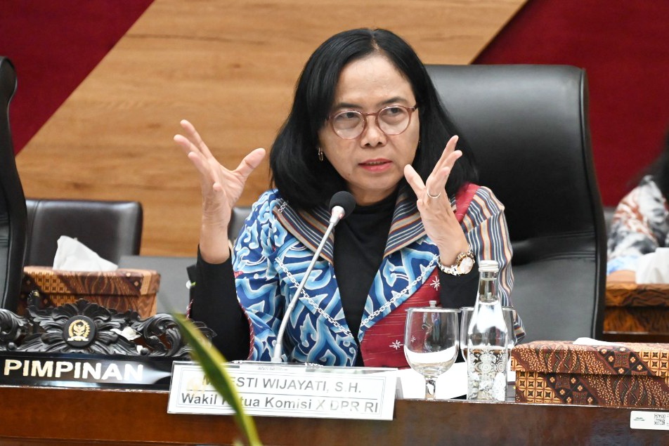 Wakil Ketua Komisi X DPR RI, My Esti Wijayati angkat suara soal daerah kekurangan guru, minta pemerintah segera atasi sambil diiringi peningkatan kesejahteraannya.