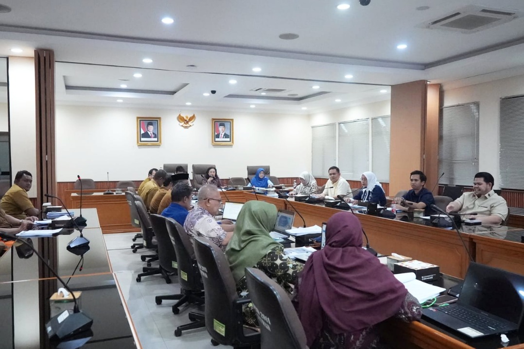 Pansus 9 DPRD Kota Bekasi saat rapat matangkan Raperda Produk Halal, fokus lindungi konsumen hingga perkuat UMKM.