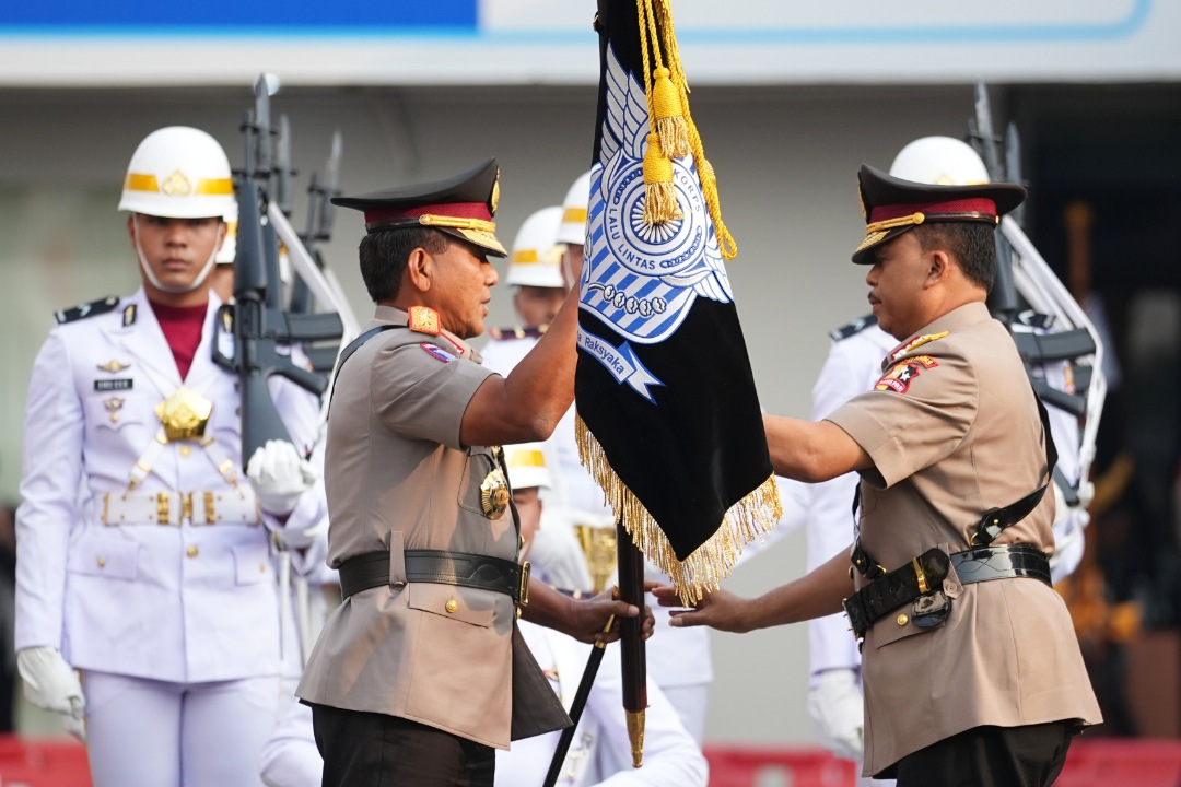 Irjen Agus Suryonugroho (kanan) saat melakukan serah terima jabatan dengan Irjen Pol. Wibowo, titipkan sejumlah hal di Korlantas Polri.