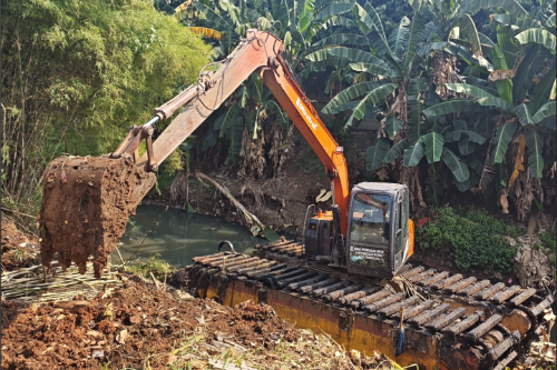Pemkot Tangerang melalui Dinas PUPR saat melakukan normalisasi Kali Serua untuk mengurangi risiko banjir pada musim hujan.