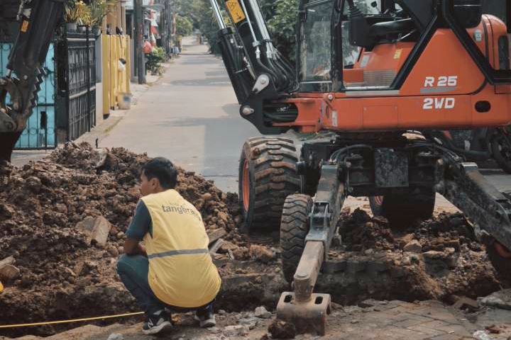 Respons keluhan warga, Pemkot Tangerang tuntaskan normalisasi saluran air di Perum Taman Gebang Permai.