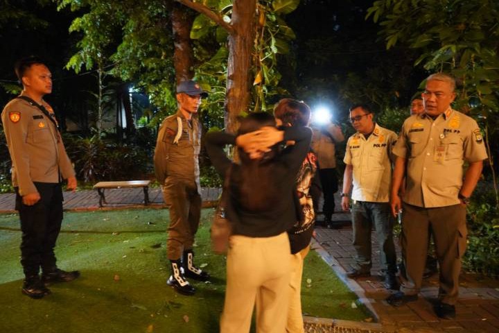 Operasi malam Satpol PP di sejumlah ruang publik Kota Tangerang pastikan tak ada praktik prostitusi.
