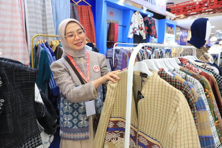 Wastra Dewi Sambi curi perhatian pengunjung di Pameran Dekranasda Nasional Makassar.