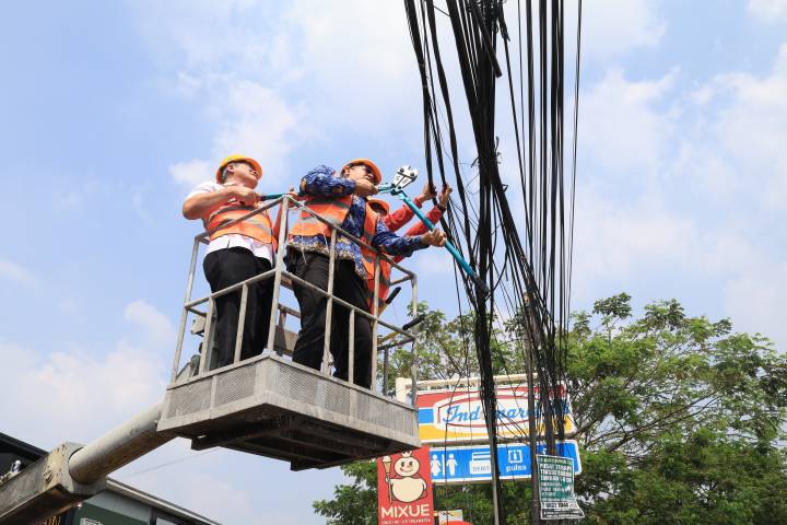 Pemkot Tangerang mulai tertibkan kabel udara, jaringan utilitas dipindah ke bawah tanah.