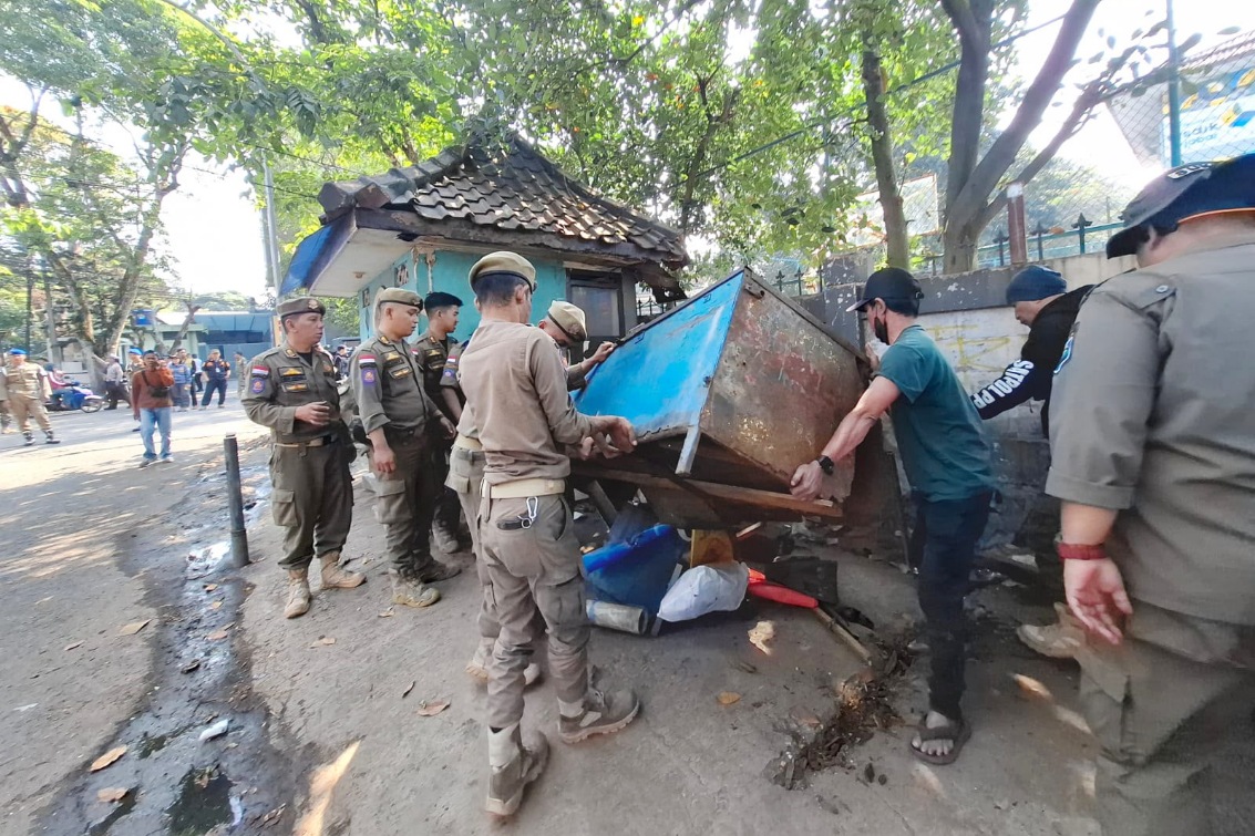 Satpol PP Bandung saat menertibkan 36 PKL dan bangunan liar di Jalan Rajiman.
