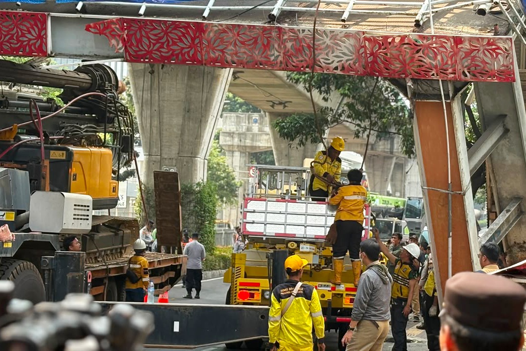 Polisi selidiki penyebab Truk pengangkut alat berat tabrak JPO di Jalan Kapten Tendean.