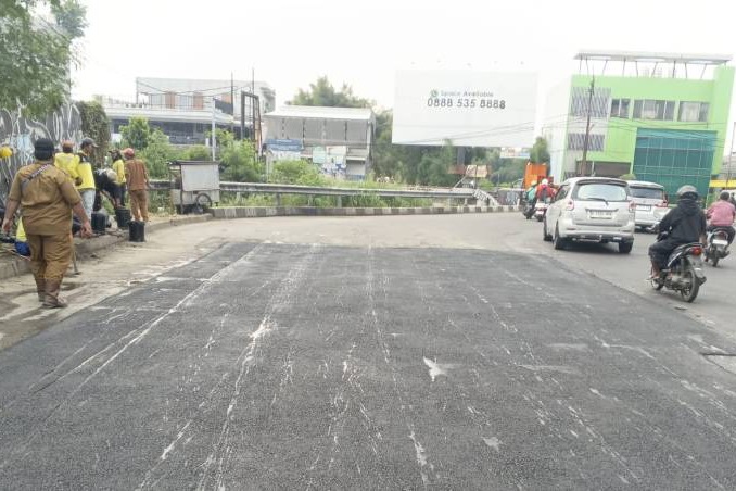 Perbaikan Jalan Puri Beta, Larangan, Tangerang sudah mulai dikerjakan setelah dikeluhkan warga.