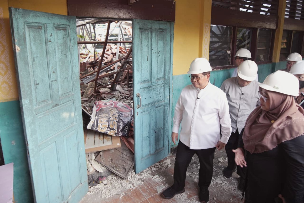 Gubernur Pramono saat melihat langsung sekolah rusak berat di Jakarta, siapkan anggaran Rp 249 miliar untuk rehabilitasi empat sekolah.