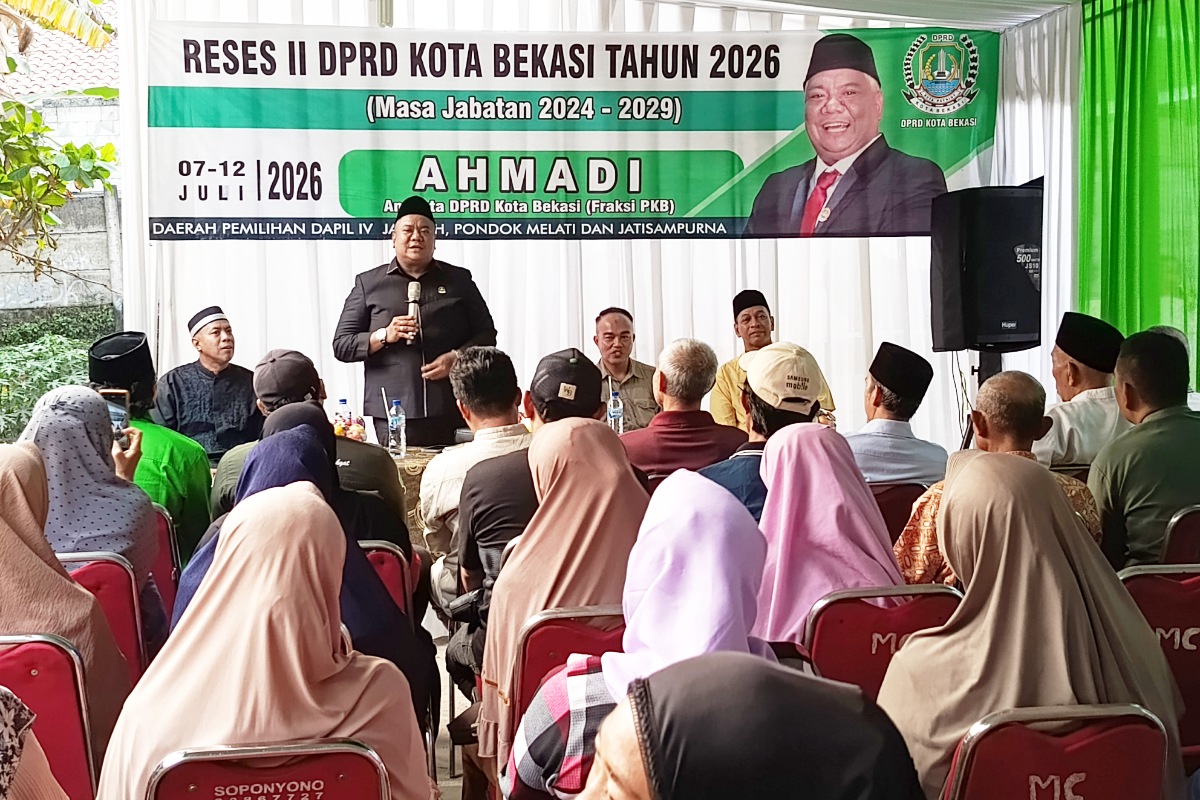Ahmadi Madonk saat menggelar Reses II Tahun Anggaran 2026 menyerap sejumlah aspirasi warga di Taman Ceria RT 04 RW 012, Jatimekar, Jatiasih, Minggu (12/7/2026).